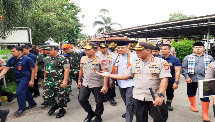 Panglima TNI Marsekal Hadi Tjahjanto bersama dengan Kapolri Jendral Polisi Idham Azis meninjau korban banjir di kawasan Bendungan Hilir, Tanah Abang, Jakarta Pusat. Foto: MP/Kanu