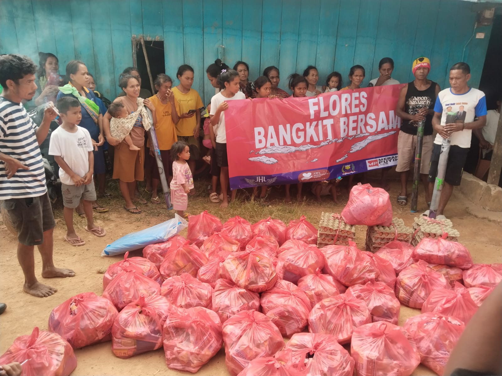 Penyaluran ini menjadi bagian dari rangkaian perjalanan JHL Foundation yang selama sepekan terakhir terus bergerak dari satu desa ke desa lainnya di Flores.