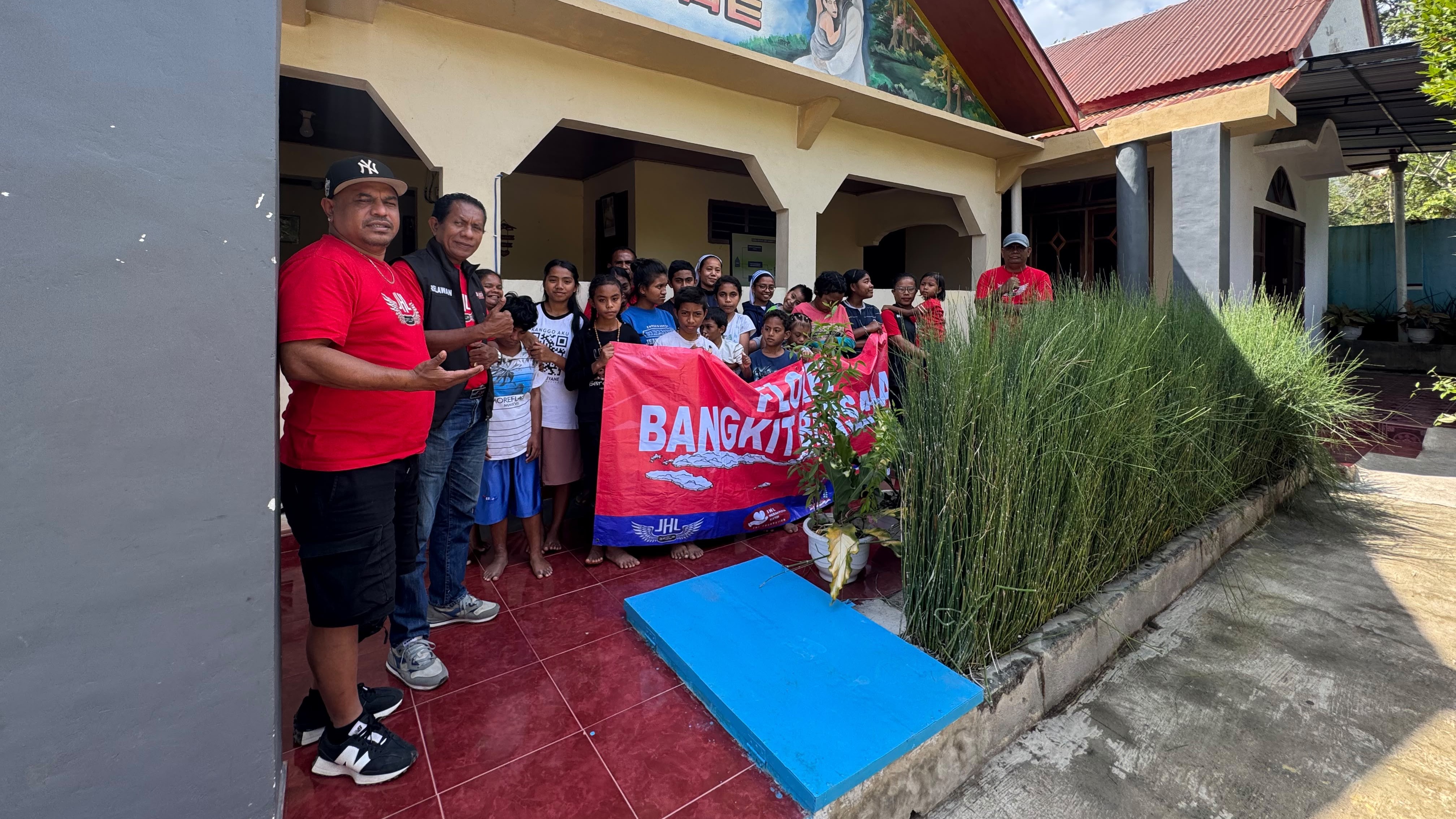 JHL Foundation Salurkan Bantuan untuk Korban Gempa dan Anak Disabilitas di Bajawa