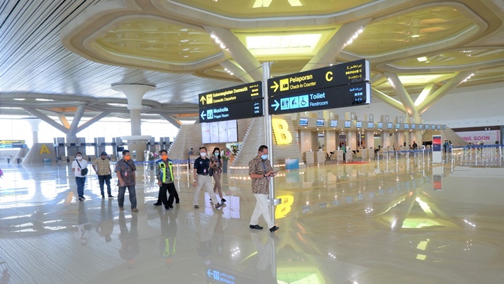 Para penumpang pesawat di Bandara YIA 