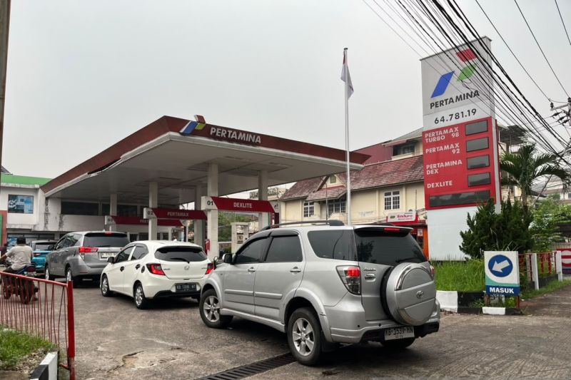Antrean Panjang Beli BBM Terjadi di Pontianak, Pertamina Didesak Segera Bertindak