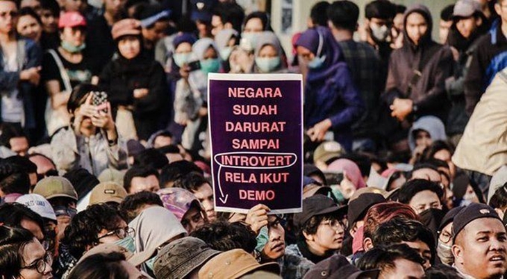 (Foto 4) Bahkan introvert sampai turun untuk ikut demo. Foto by twitter lunadputeri