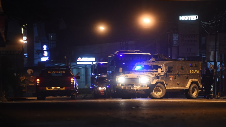 Mobil Inafis membawa jenazah