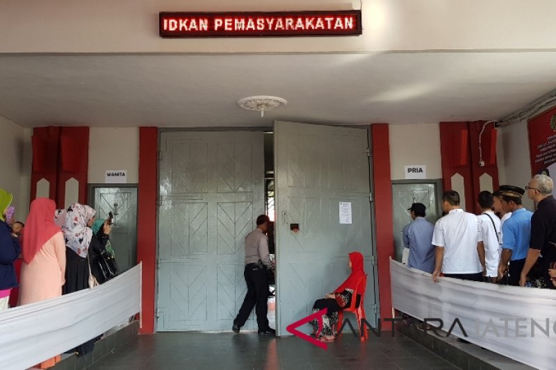 Dokumentasi. Pengunjung mengabtre masuk LP Kedungpane Semarang. ANTARA/I.C. Senjaya