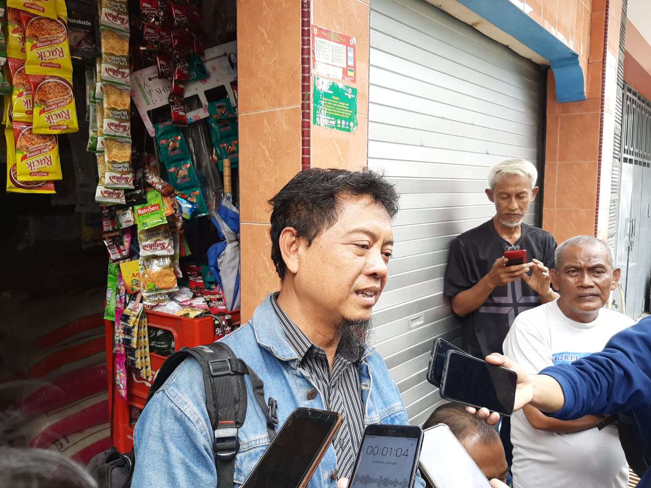 Ketua RT 02 Dukuh Waringinrejo, Tri Kasyanto memberikan keterangan terkait terduga teroris yang ditangkap Densus 88 Antiteror Mabes Polri, Rabu (16/10). (MP/Ismail)