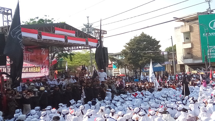 Ustaz Felix Siauw mengisi tausiah Parade Ukhuwah di Jalan Slamet Riyadi, kawasan Ngarsopuro, Solo, Jawa Tengah, Minggu (1/9). (MP/Ismail) 