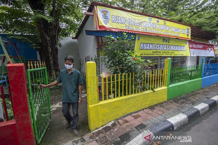 Warga keluar dari gerbang ruang isolasi mandiri bagi warga yang menderita COVID-19 di Kampung Tangguh Jaya RW 9, Johar Baru, Jakarta Pusat, Sabtu (30/1/2021). Selain untuk meningkatkan kesadaran warga dalam menjalankan protokol kesehatan guna memutus penularan COVID-19, program Kampung Tangguh Jaya juga bertujuan dalam penanganan bersama pada warga terpapar virus corona, antara lain melalui penyediaan ruang isolasi mandiri, penyediaan logistik gratis, penjualan Sembako murah, serta penyediaan sumber pangan secara mandiri (lele dan sayuran hidroponik) kepada warga terpapar dan terdampak. ANTARA FOTO/Aditya Pradana Putra/aww.