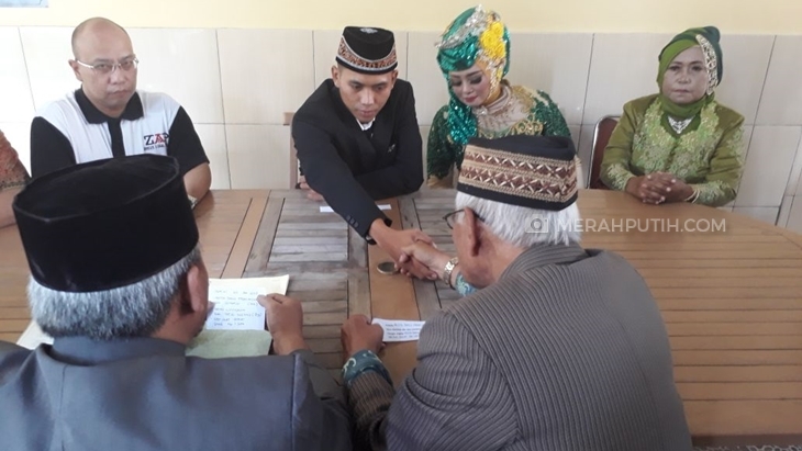 Tak Direstui Orang Tua, Pasangan Ini Pilih Nikah di Kantor Polisi