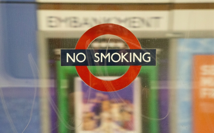 Rokok jadi salah satu penyebab terganggunya pita suara (Foto: Unsplash/Lex Guerra)