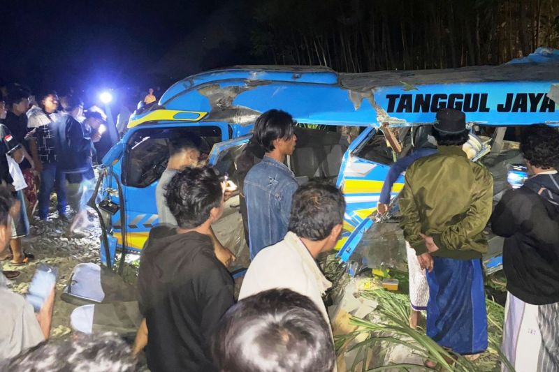11 Orang Tewas Akibat KA Probowangi Tabrak Minibus Elf