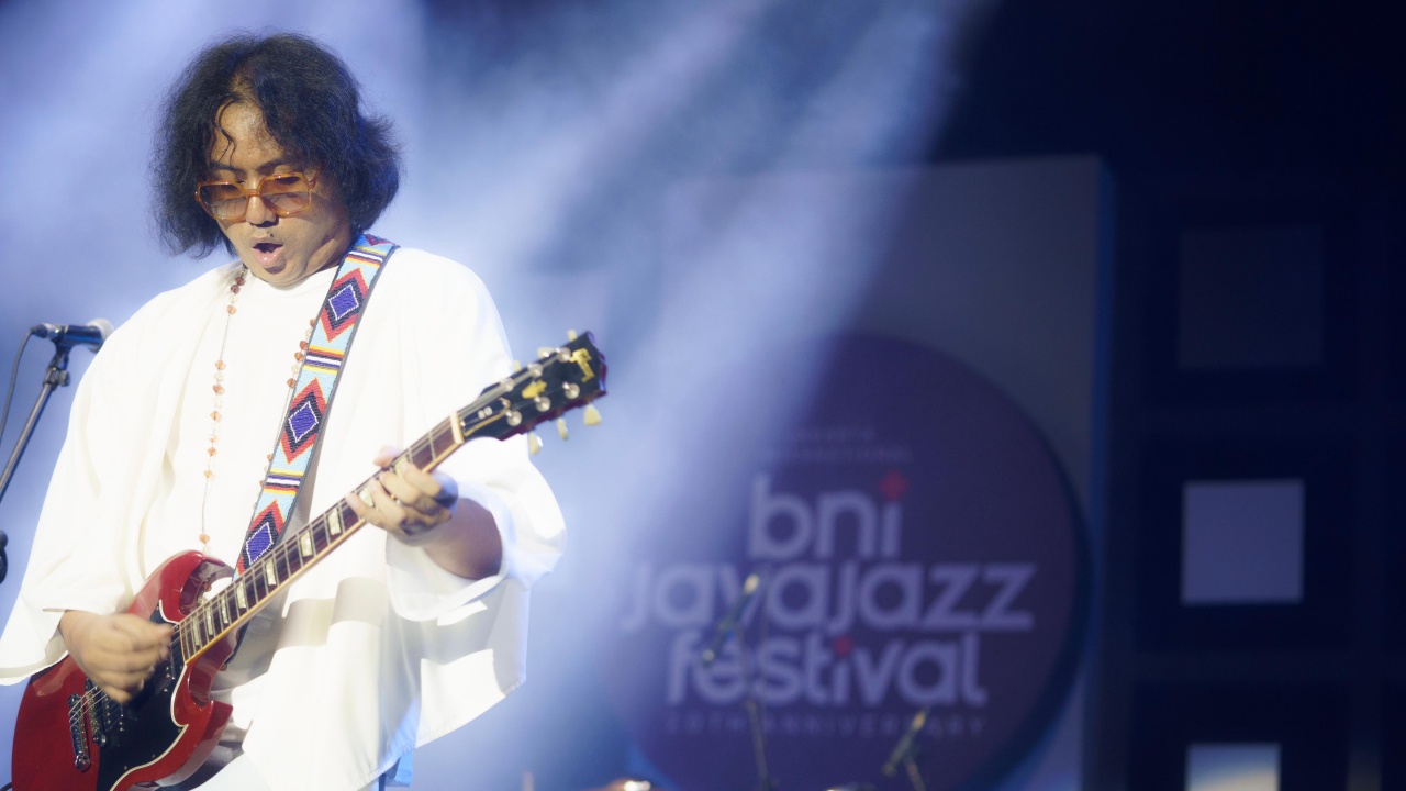 'A Tribute to Freddie King & Eric Clapton': Persembahan Arya Novanda yang Intim dan Jujur
