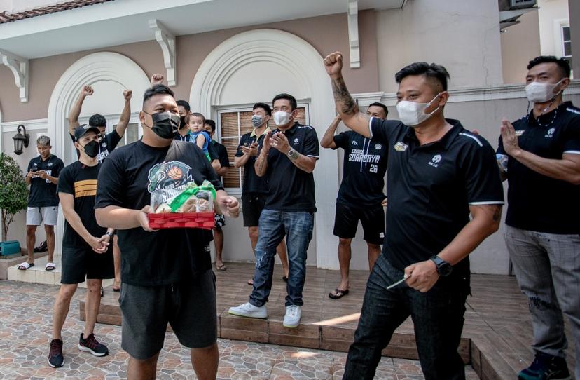Jalin Silaturahmi, Founder Dewa United Tommy Hermawan Lo Kunjungi Mess Para Atletnya
