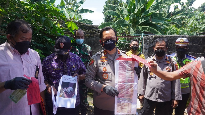 Polresta Sukoharjo menunjukkan bukti kasus jual beli anjing untuk dikonsumsi, Jumat (26/11). (MP/Ismail)