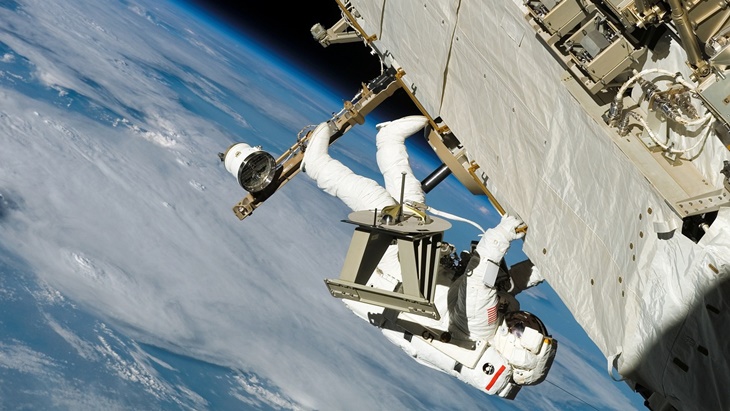 Astronot di Angkasa Luar Kontrol Robot di Bumi