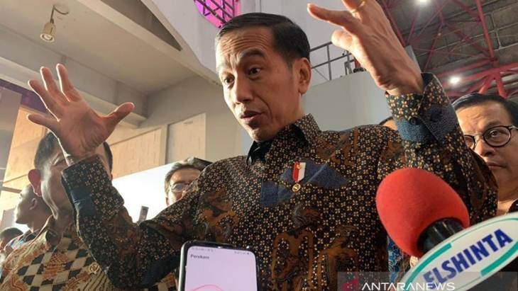 Presiden Joko Widodo berbicara kepada sejumlah wartawan tentang pemilihan calon dewan pengawas KPK. (ANTARA/Hanni Sofia/aa.)