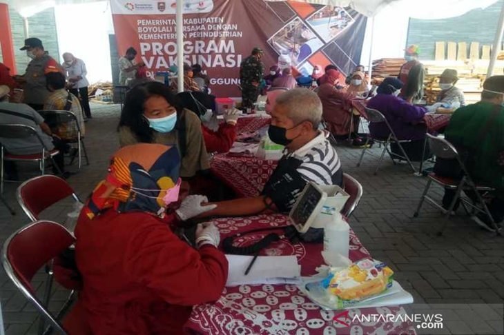 Sejumlah petugas kesehatan saat vaksinasi kepada bekerja di sentra IKM Funiture Desa Manggung, Kecamatan Nogosari, Boyolali, Rabu (13/10/2021). ANTARA/Bambang Dwi Marwoto.