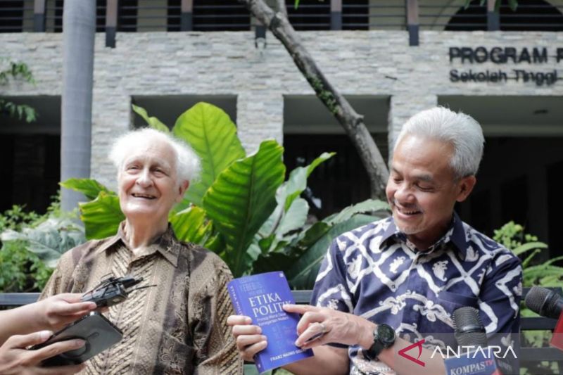 Capres nomor urut 3 Ganjar Pranowo bertemu Romo Magnis di Sekolah Tinggi Filsafat Driyarkara. (Foto: Antara)