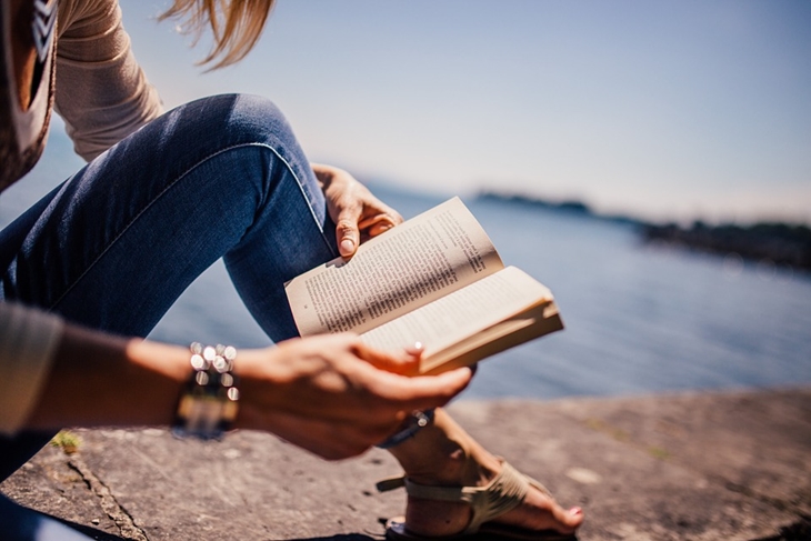 Baca buku leluasa dilakukan ketika kamu tengah libur panjang. (Foto: Pixabay/StockSnap)