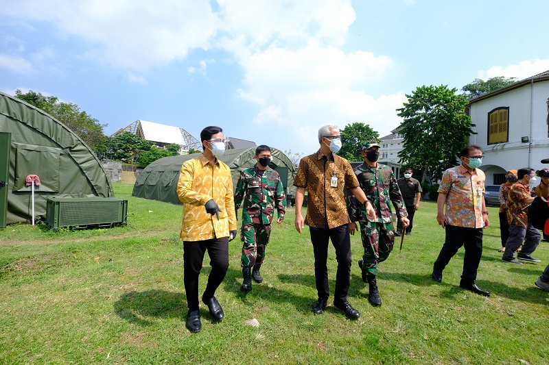 Gubernur Jawa Tengah Ganjar Pranowo meninjau Rumah Sakit Lapangan (Rumkitlap) Benteng Vastenburg Solo, Jawa Tengah. (MP/Ismail)