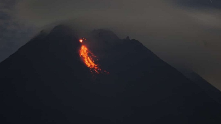 Gunung Merapi mengeluarkan guguran lava pijar ke arah Kabupaten Sleman, Yogyakarta, Selasa (5/1). (MP/Istimewa)