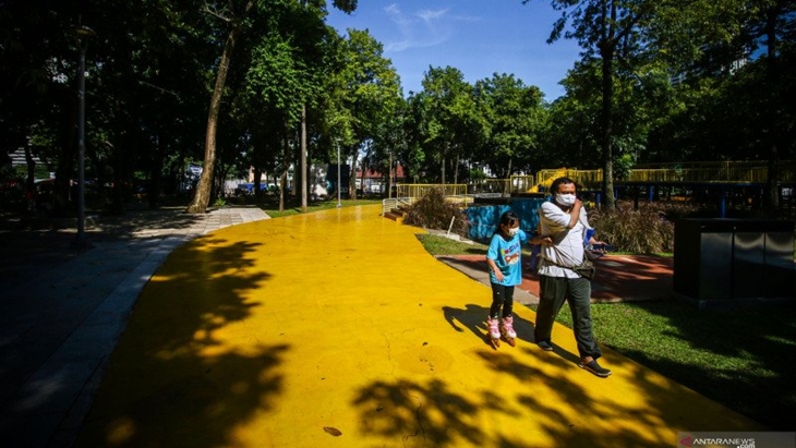 Aktivitas warga di taman. (Foto: Antara)