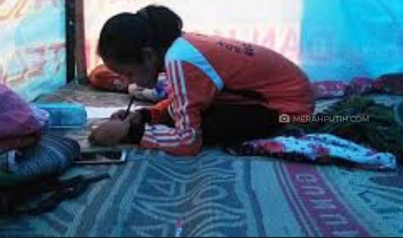 Kisah Siswi Magetan Tinggal di Kandang Ayam Berjuang Beli HP Demi Sekolah Online