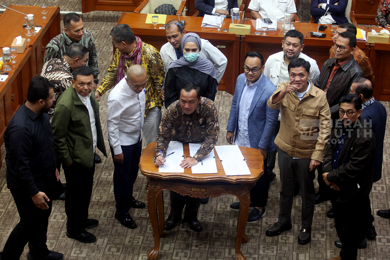 Komisi III DPR dan Pemerintah Setujui RUU KUHAP ke Paripurna untuk Disahkan