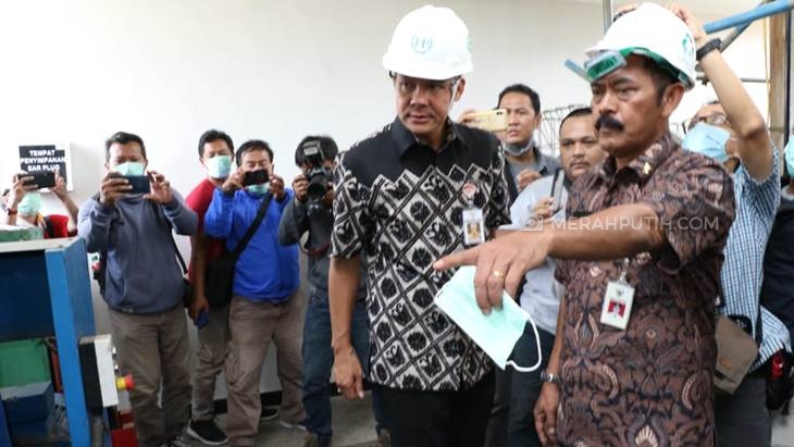  Gubernur Jawa Tengah Ganjar Pranowo dan Wali Kota Solo FX Hadi Rudyatmo mengecek proyek PLTS. (MP/Ismail)