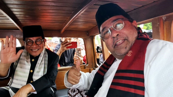 Pakai Adat Betawi, Pramono-Rano Daftar Pilkada DKI Diantar Oplet Si Doel
