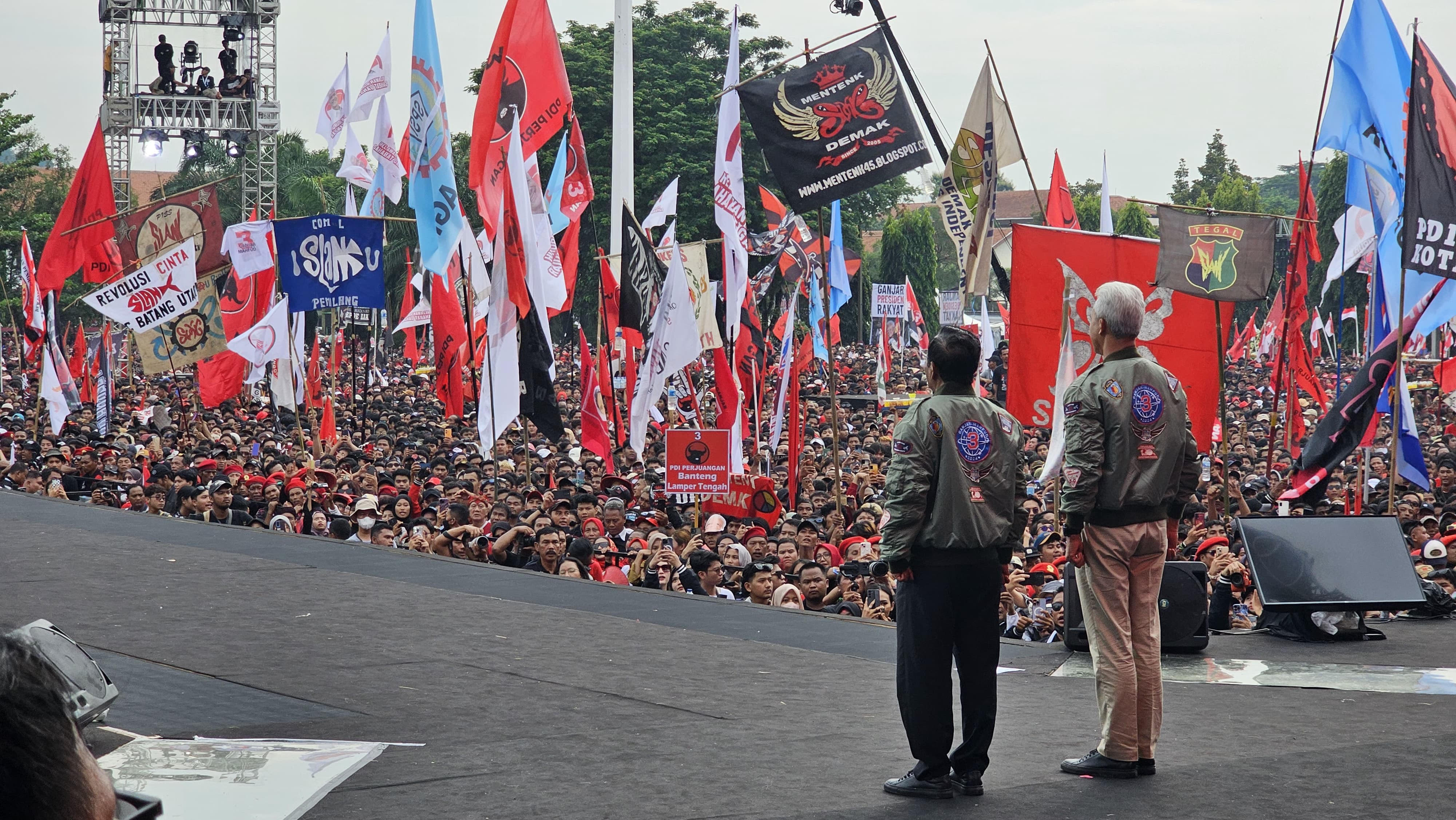 Ganjar Minta Pendukungnya Bantu KPU Turunkan APK dan Siapkan Saksi