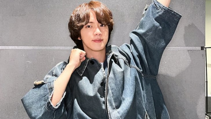 Tampilan Cute Jin BTS Siap Berangkat Wamil