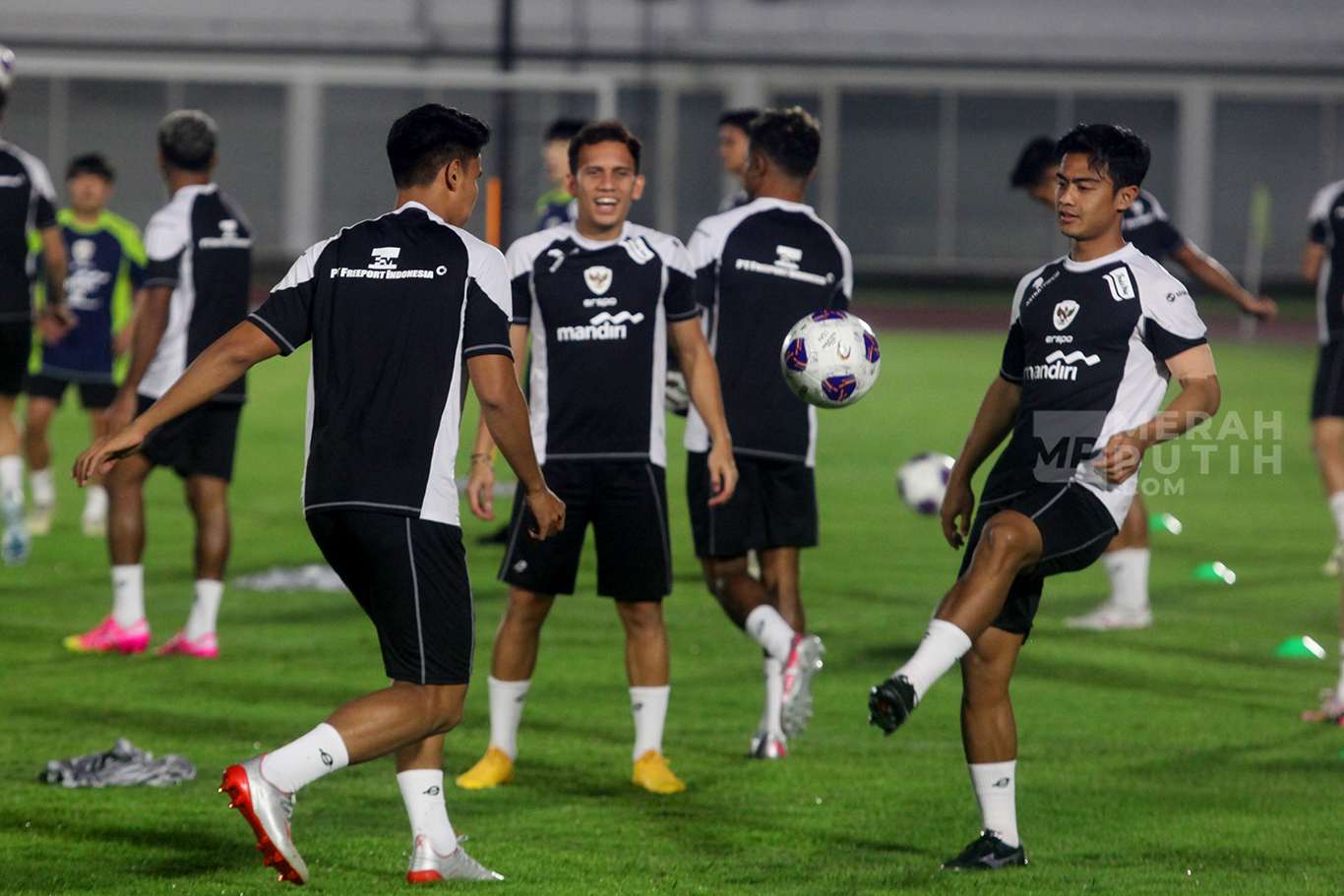 Latihan Tmnas Indonesia Jelang Laga Kontra Jepang di Stadion Madya GBK Senayan
