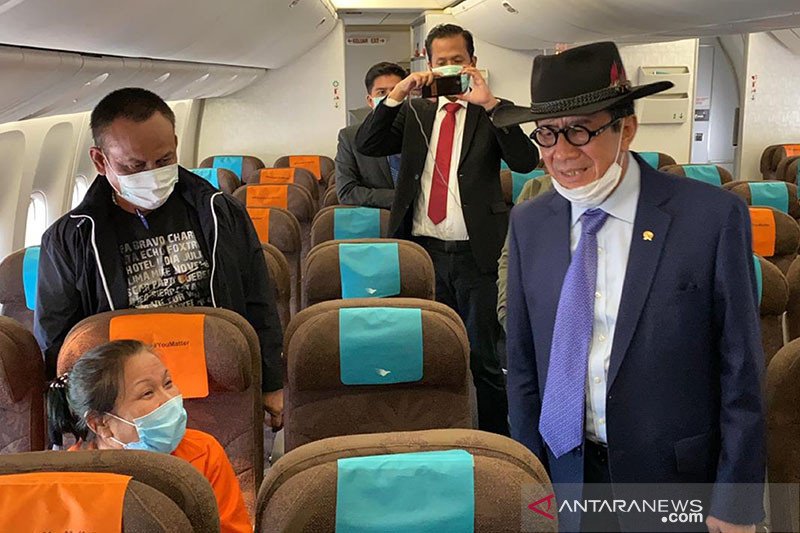 Menteri Hukum dan HAM Yasonna Laoly (kanan) bersama buronan pembobol Bank BNI Maria Pauline Lumowa (kiri depan) di dalam pesawat dalam perjalanan dari Serbia menuju Indonesia, Rabu (8/7/2020). ANTARA/HO-Kementerian Hukum dan HAM/pri.