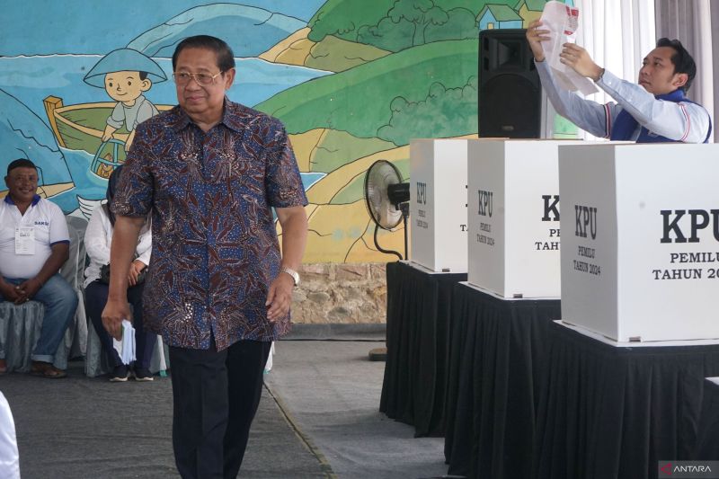 Presiden ke-6 RI, Susilo Bambang Yudhoyono, usai mencoblos di TPS 16, Kelurahan Ploso, Pacitan, Rabu (14/2)