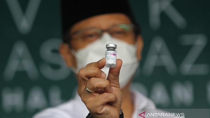Menteri Kesehatan RI Budi Sadikin Gunadi menunjukkan vaksin AstraZeneca. (ANTARA/Moch Asim)