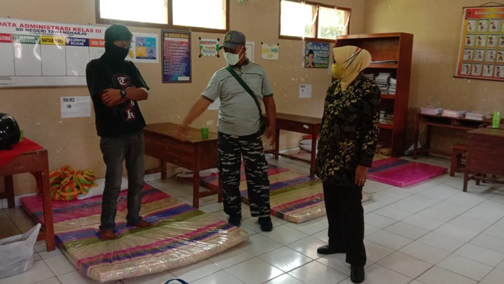 Wakil Bupati Sleman Sri Muslimatun (jilbab kuning) saat mengunjungi posko pengungsi. (Foto: MP/BPBD Sleman)