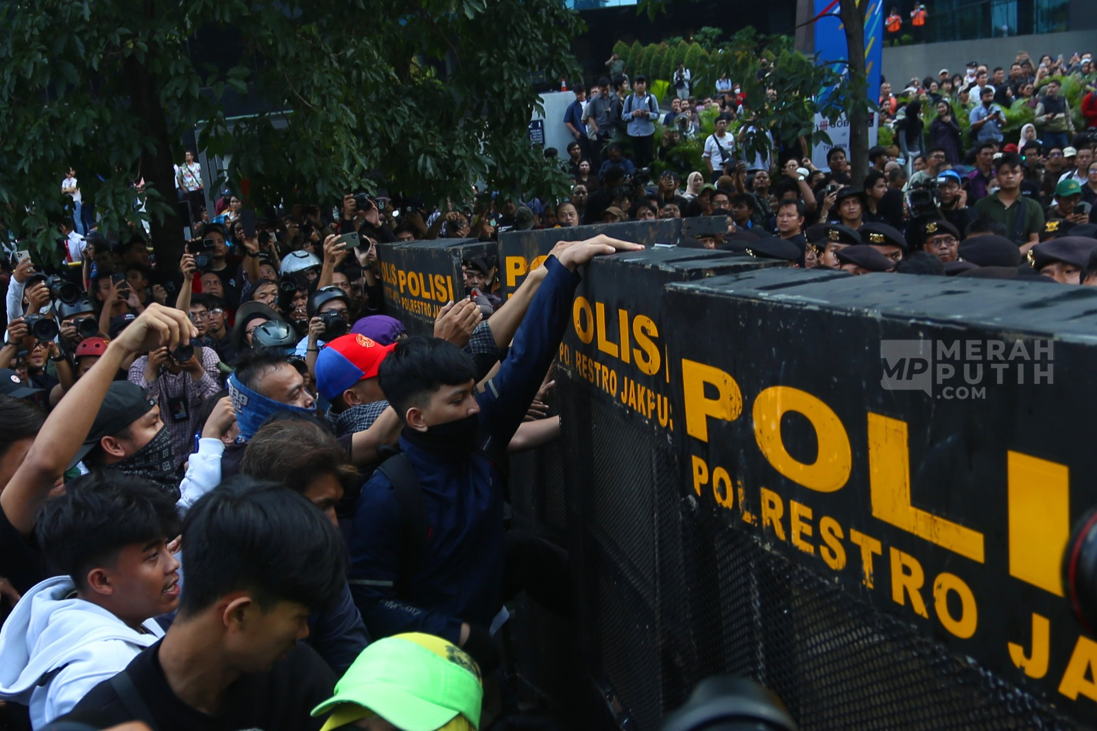 Aksi Unjuk Rasa Mahasiswa BEM Universitas Indonesia di Kawasan Bundaran HI Jakarta