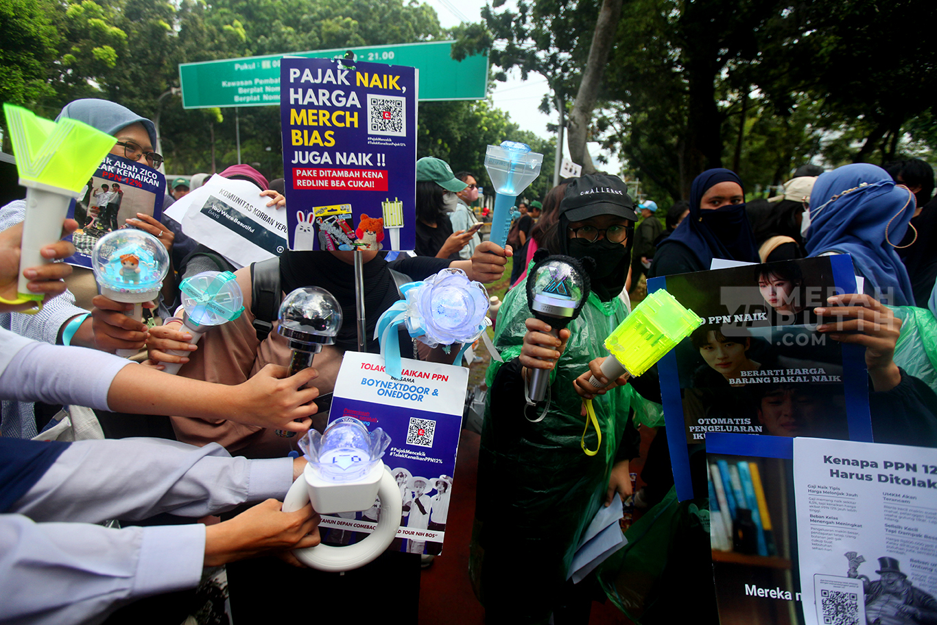 Aksi Demo Pecinta K-Pop Tolak Kenaikan Pajak PPN 12 Persen di Istana Negara