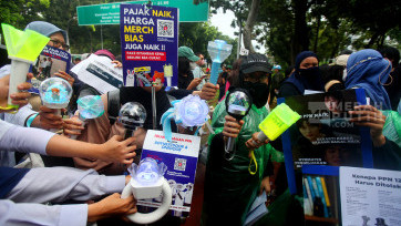 Aksi Demo Pecinta K-Pop Tolak Kenaikan Pajak PPN 12 Persen di Istana Negara