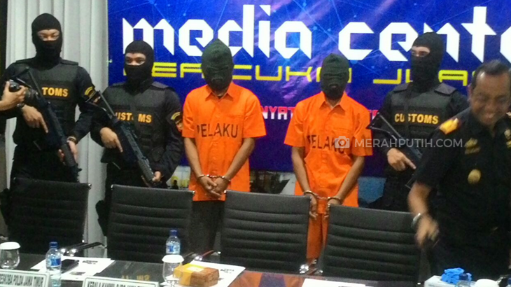 Dua Penumpang Air Asia Ditangkap di Bandara Juanda