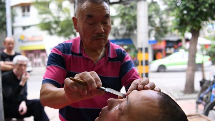 Tukang Cukur Bersihkan Mata dengan Silet