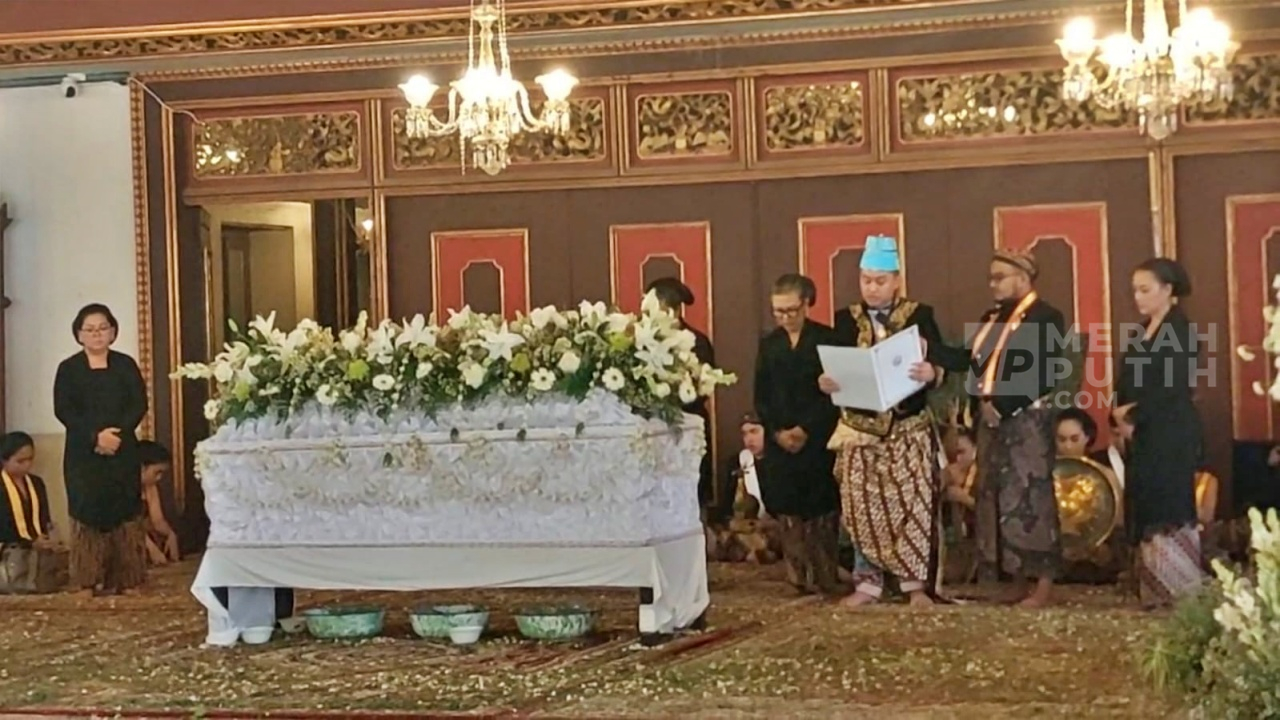Purbaya Kukuhkan Diri sebagai Paku Buwono XIV di Hadapan Jenazah PB XIII