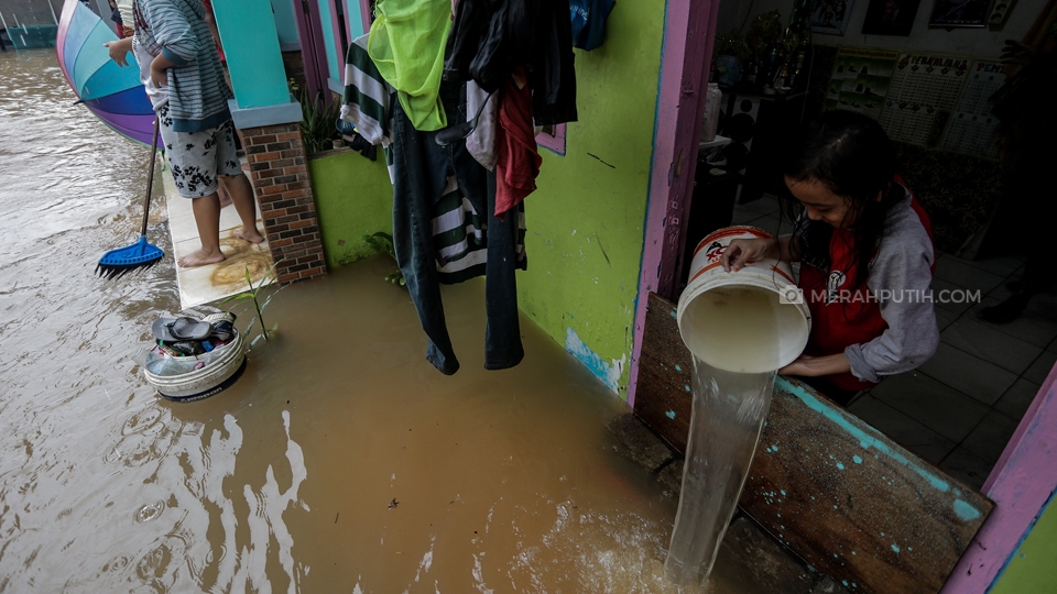 Warga sibuk menguras air akibat banjir yang masuk ke dalam rumah di pemukiman Pondok Jagung Timur, Kota Tangerang Selatan, Banten, Rabu, (1/1/2020).Pasca perayaan malam tahun baru 2020, hujan deras mengguyur JABODETABEK hingga pagi hari membuat sejumlah wilayah tergenang banjir, khususnya di Kota Tangerang Selatan, Banten. Merahputih.com / Rizki Fitrianto