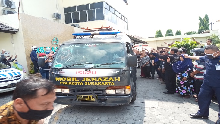 Jenazah almarhum Didi Kempot dibawa ke rumah duka di di Desa Majasem, Kecamatan Kendal, Kabupaten Ngawi Jawa Timur, Selasa (5/5). (MP/Ismail)