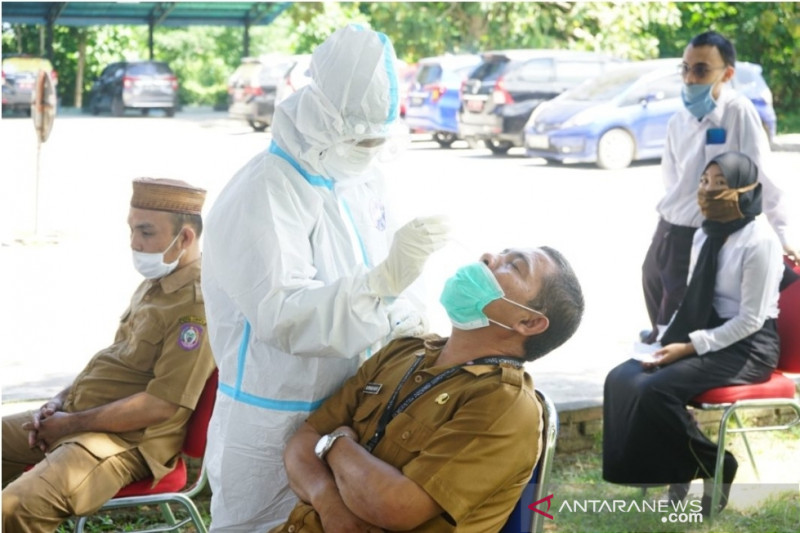 Petugas kesehatan mengambil sampel untuk uji antigen kepada ASN di Kantor Dinas Kominfo dan Statistik Provinsi Gorontalo, Senin. (ANTARA/HO-Kominfo)