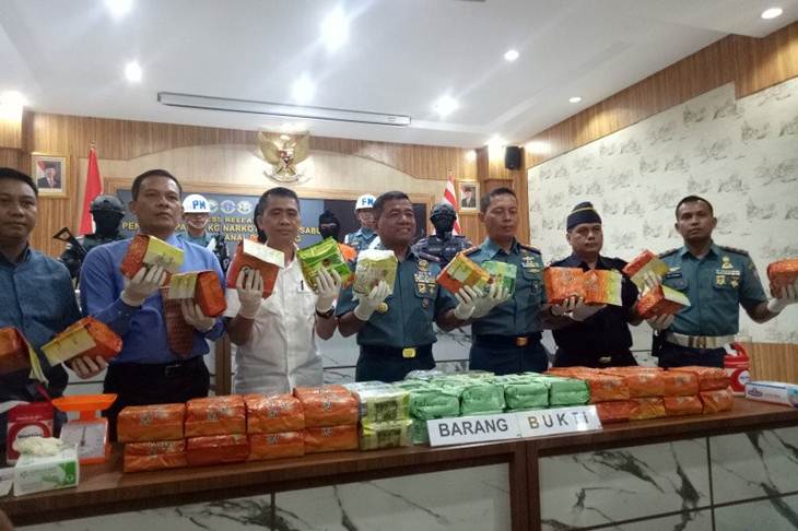 Dokumentasi - Danlantamal III, BrigjenTNI (Marinir) Hermanto (tengah) didampingi Kepala Bidang Pemberantasan BNNP Sumsel, AKBP Agung Sugiono (putih), saat mengangkat barang bukti 79 kilogram sabu-sabu di Lanal Palembang, Selasa (29/10) (ANTARA/Aziz Munajar/19)