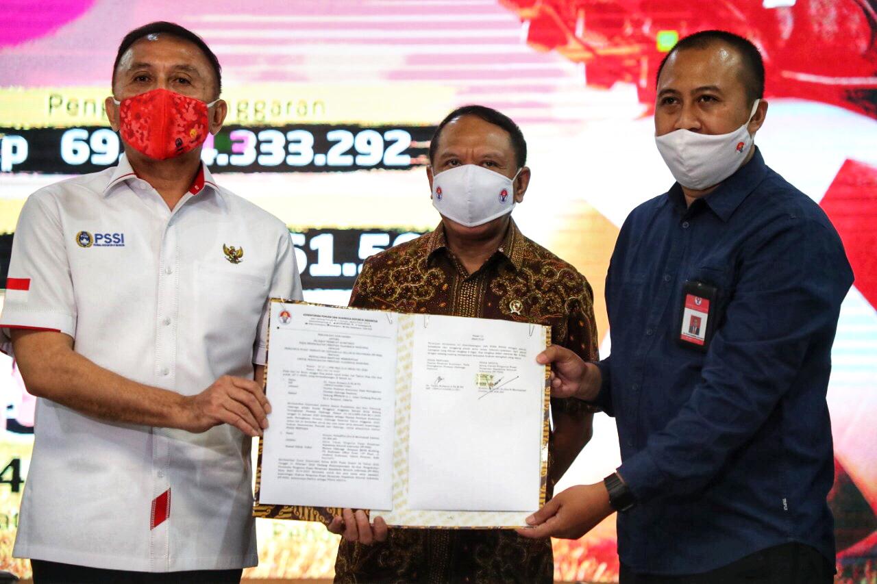 Menpora RI Zainudin Amali menyaksikan Penandatanganan Perjanjian Kerjasama Fasilitasi Pelatnas Timnas U-19 menuju Piala Dunia U-20 tahun 2021 di Wisma Kemenpora, Senayan, Jakarta, (27/7) sore. (foto:raiky/kemenpora.go.id)