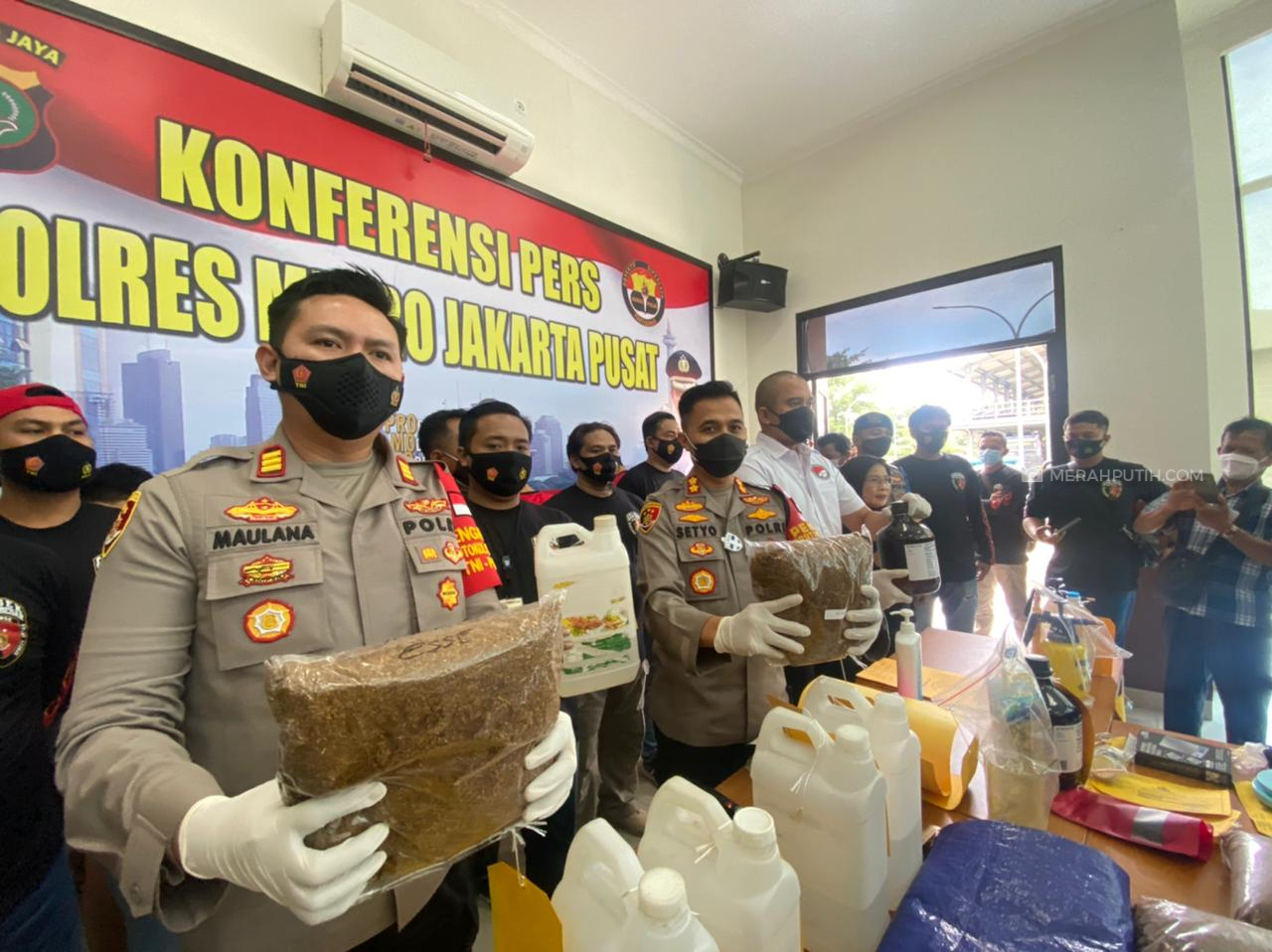 Polres Jakarta Pusat rilis hasil pengungkapan penjualan ganja gorila di wilayah Kembangan, Jakarta Barat. Polisi menyita 9,8 kilogram barang haram dari empat pelaku. Foto: MP/Kanu