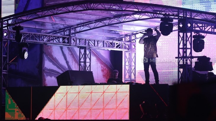 Kenakan Batik, Hardwell Sukses Guncang dan Tutup DWP 2017. 'Hacep' Abis! 