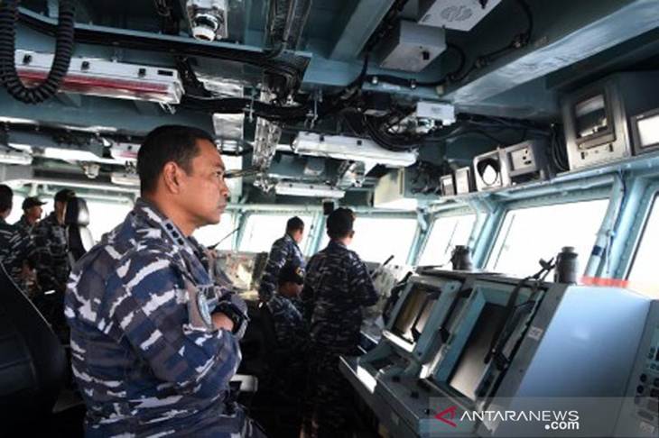 Komadan KRI Usman Harun-359 Kolonel Laut (P) Himawan mengamati radar di anjungan KRI Usman Harun ketika akan sandar di Dermaga Lantamal VII Kupang, NTT, Sabtu (7/12/2019). (Antara Foto/Zabur Karuru)